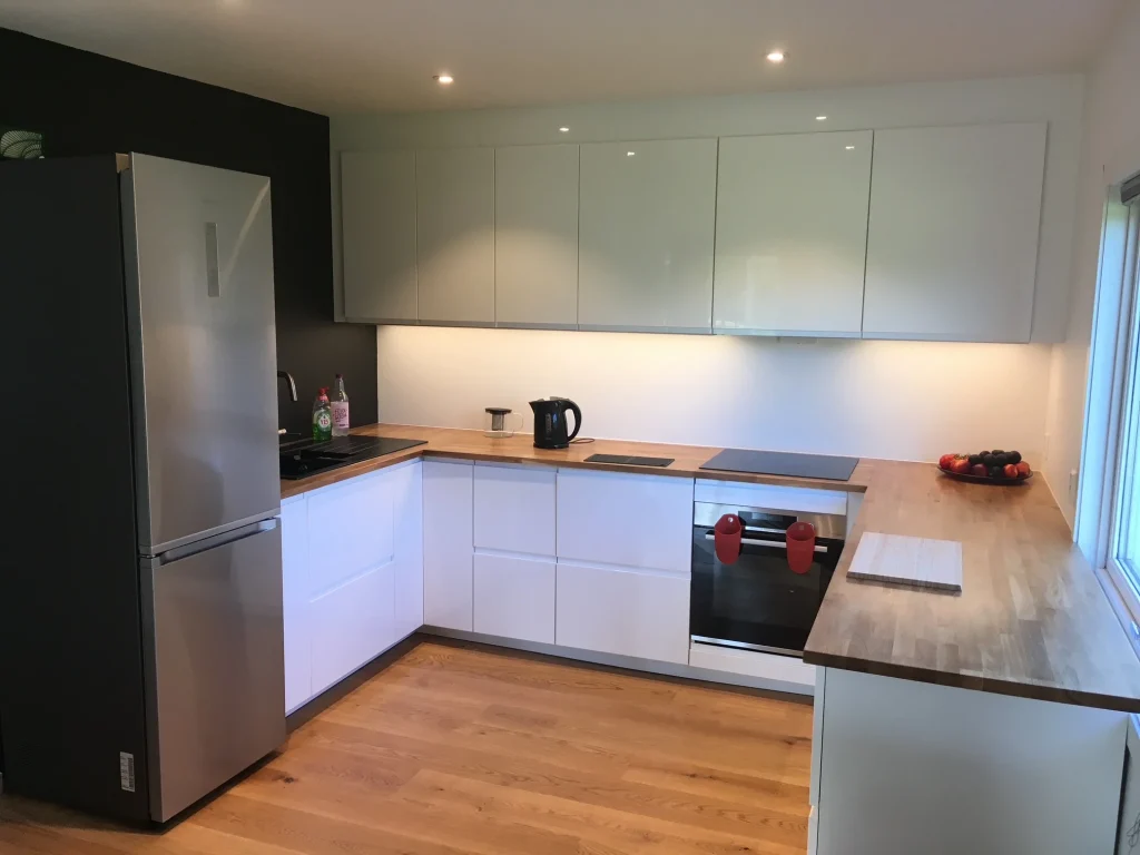 Demontering og montering av kjøkken – sparkling og maling av vegger