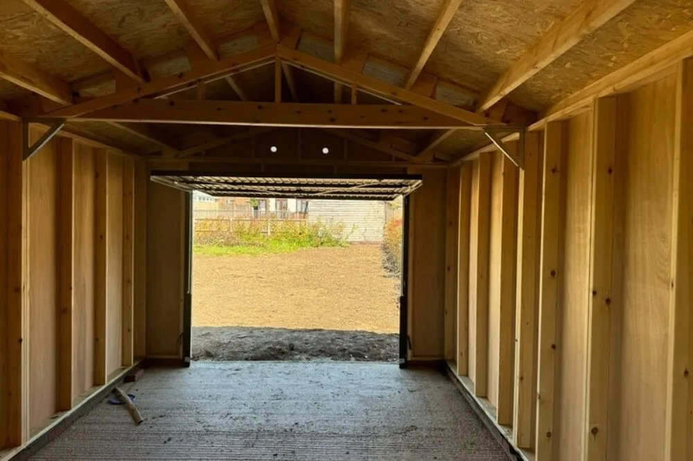 Skreddersydd garasje med solid konstruksjon og pene detaljer