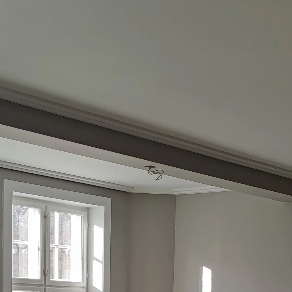 Karmlister og gerikter rundt dører og vinduer