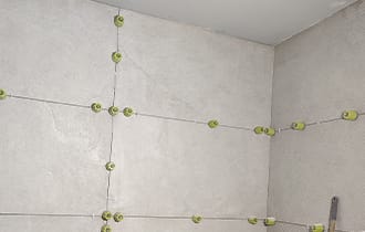 Våtrom oppussing – trygg oppbygging med membran og fall