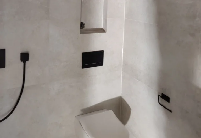 Nytt bad og våtrom med walk-in dusj og pene detaljer